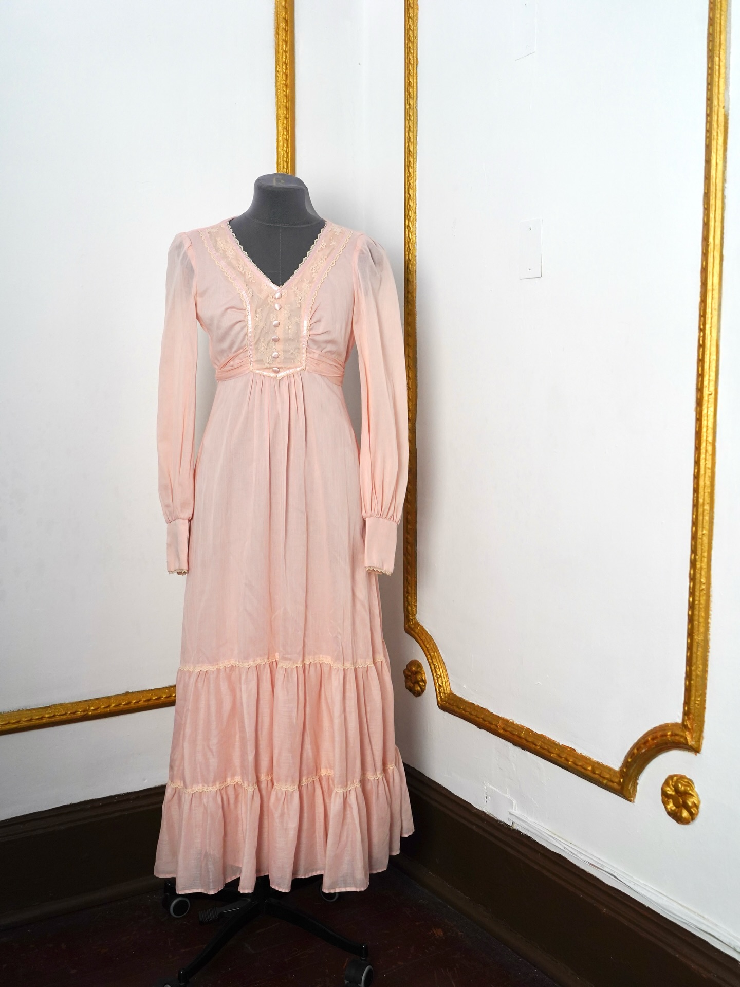 El vestido está disponible para arriendo, talla XS. Reserva tu prueba por mensaje directo 💌