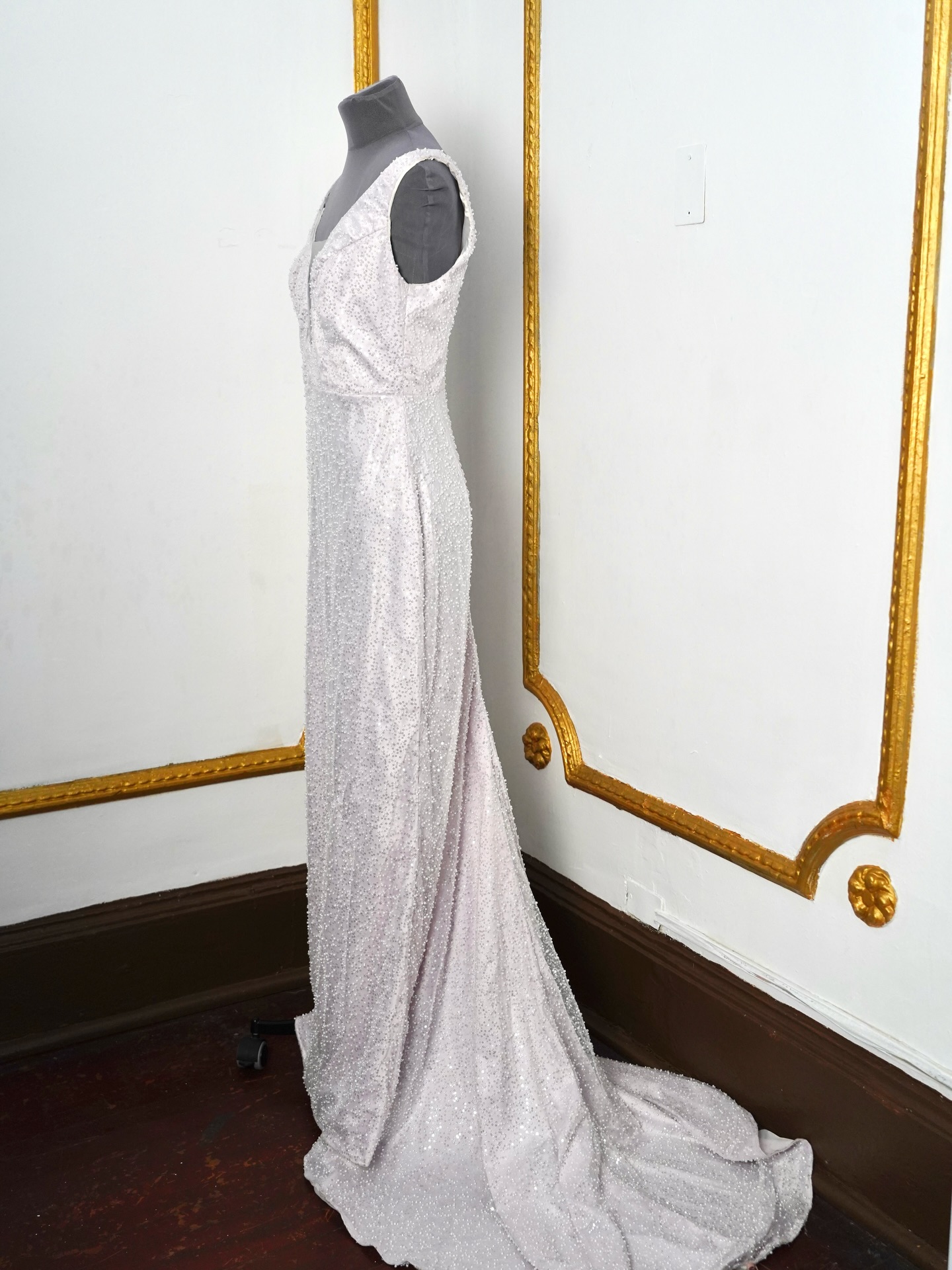 El vestido está disponible para arriendo, talla M. Reserva tu prueba por mensaje directo 💌