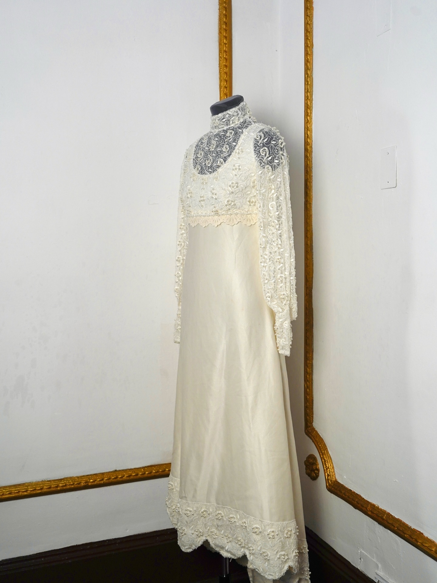 El vestido está disponible para arriendo, talla S. Reserva tu prueba por mensaje directo 💌