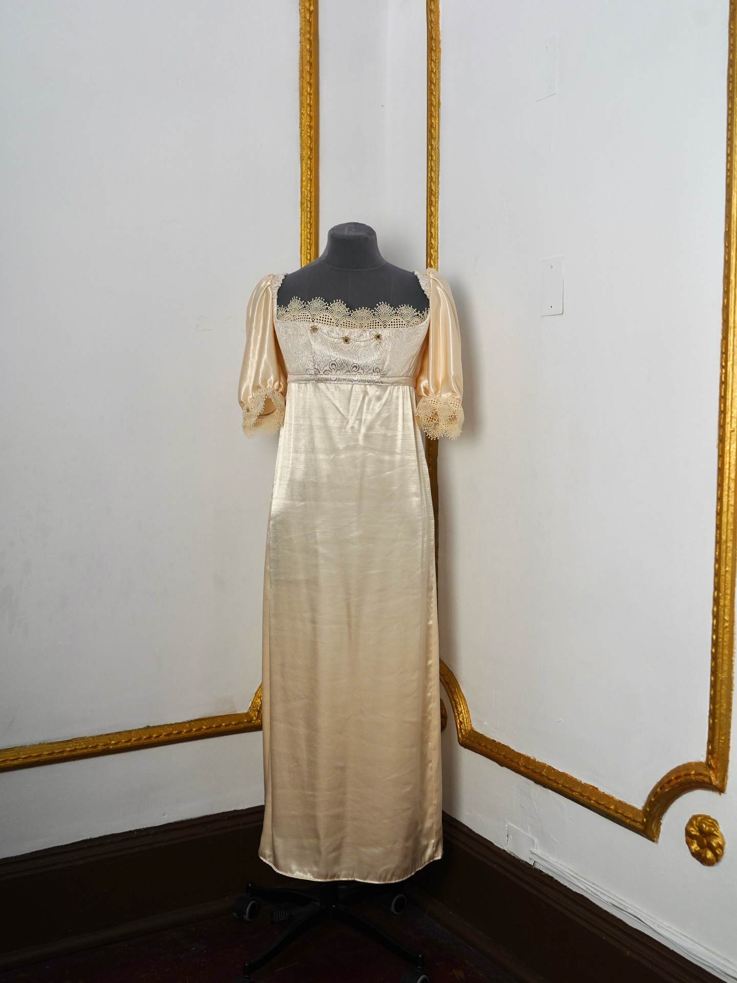 El vestido está disponible para arriendo, talla M. Reserva tu prueba por mensaje directo 💌