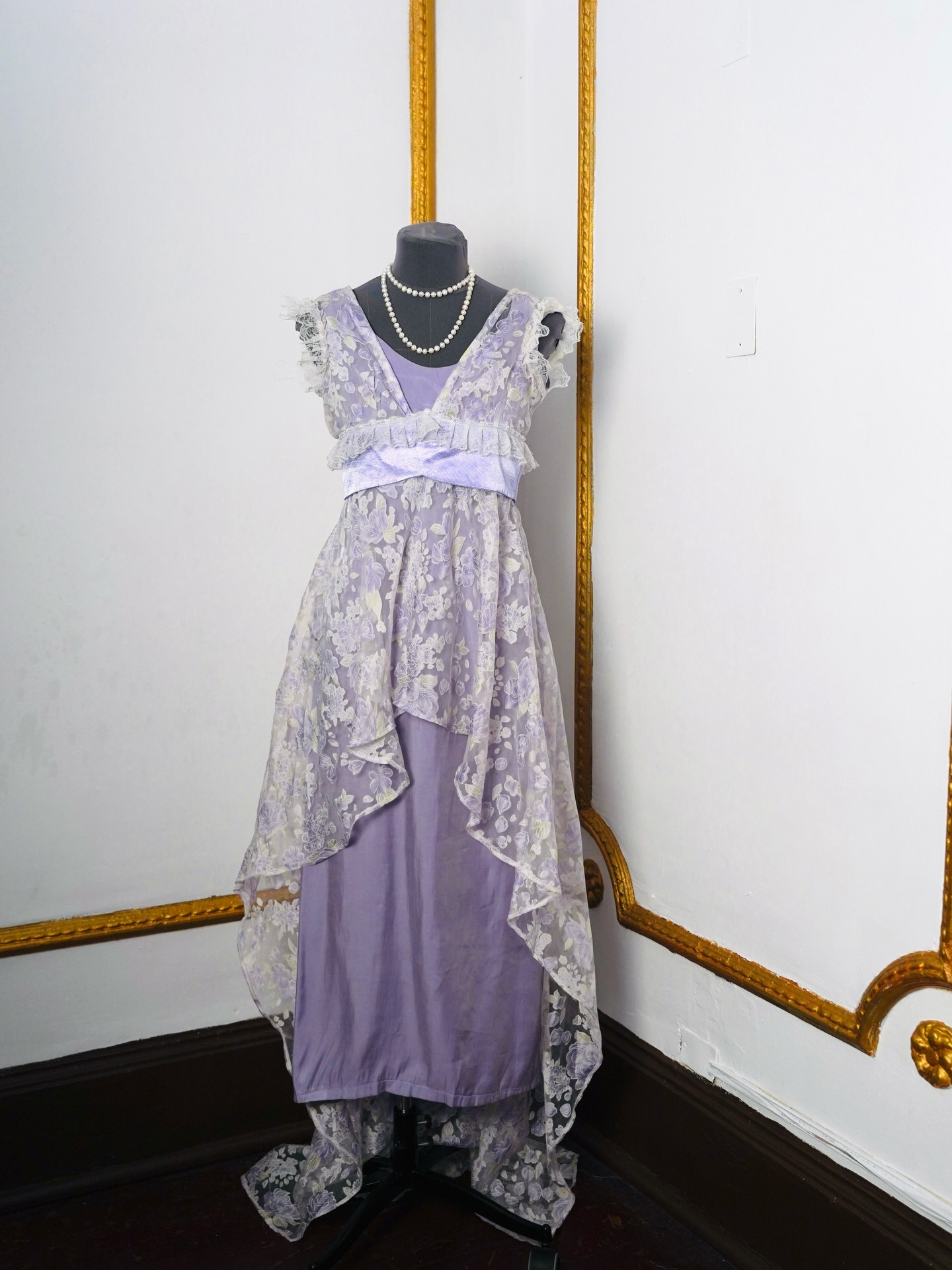 El vestido está disponible para arriendo, talla S. Reserva tu prueba por mensaje directo 💌