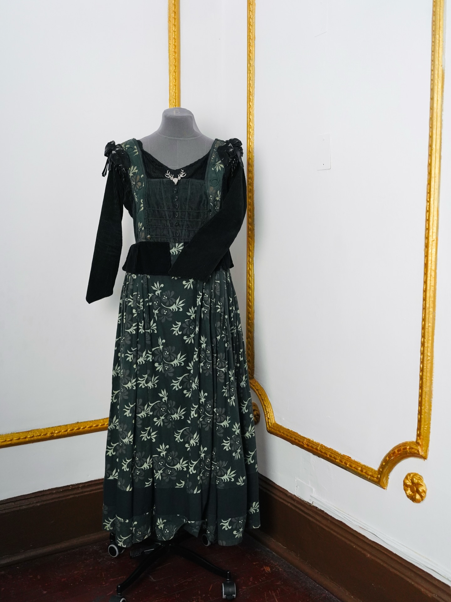 El vestido está disponible para arriendo, talla M. Reserva tu prueba por mensaje directo 💌
