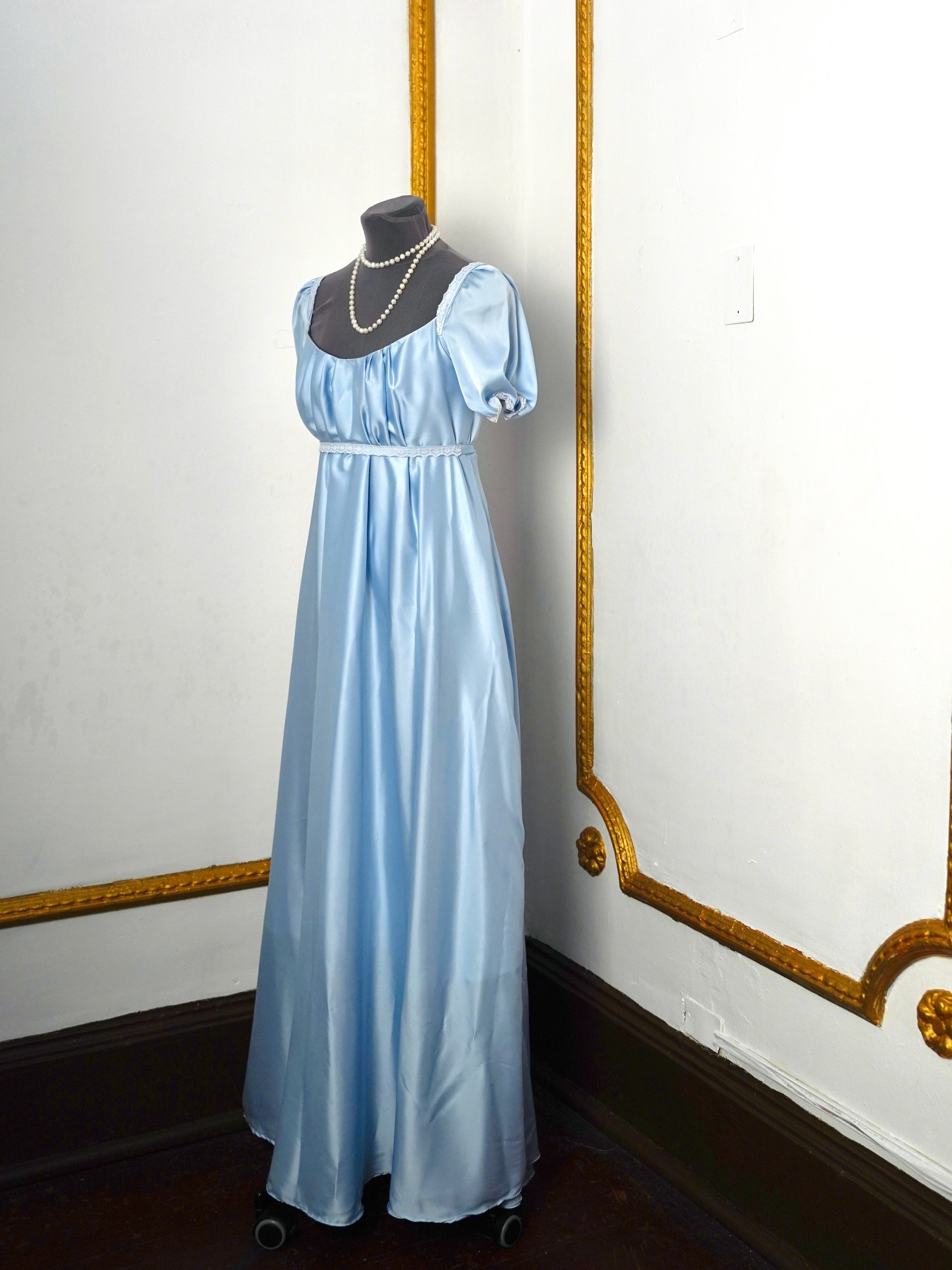 El vestido está disponible para arriendo, talla S-M. Reserva tu prueba por mensaje directo 💌