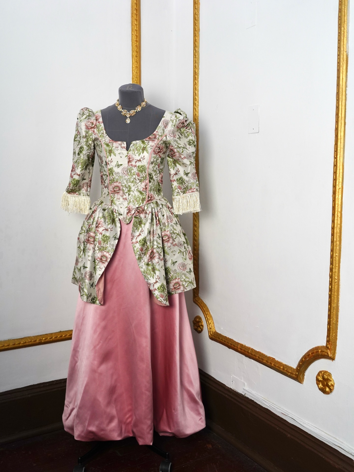 El vestido está disponible para arriendo, talla S. Reserva tu prueba por mensaje directo 💌