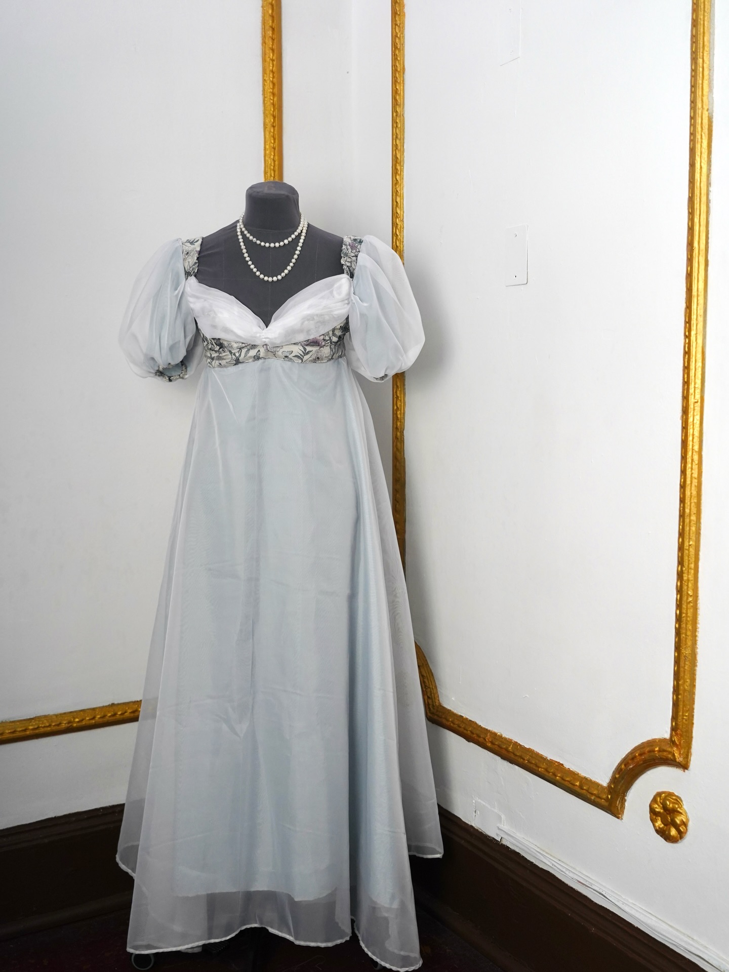 El vestido está disponible para arriendo, talla SM. Reserva tu prueba por mensaje directo 💌