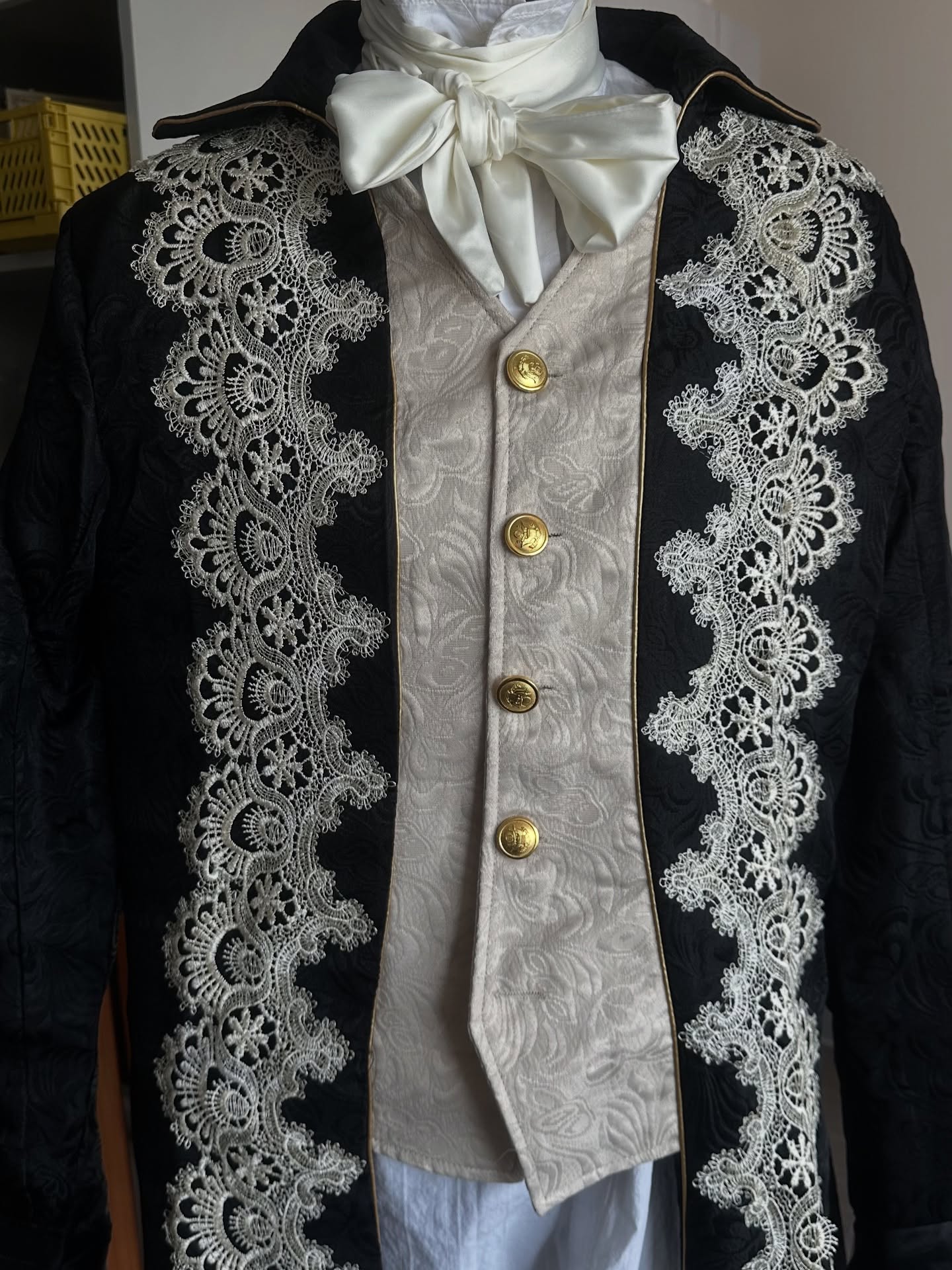 Preparándonos para el Baile de las Mil Almas 💃✨
Para arriendos, escríbenos por mensaje privado.💌