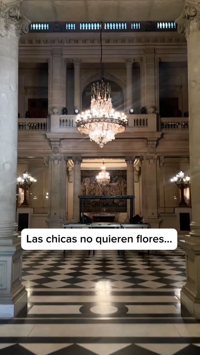 📍Santiago de Chile. Los invitamos a un mágico viaje a través del tiempo…

Un baile en el corazón de Santiago, en los lujosos salones del Club de la Unión

🎭 En esta noche inolvidable cobrarán vida las grandes épocas de la historia rusa:

 la misteriosa Antigua Rus,

 el deslumbrante esplendor de los Bailes Imperiales,

la refinada Era de Plata

📅 22 de noviembre, 19.00 horas
📍 Av. Alameda Libertador Bernardo O’Higgins 1091

👗 Código de vestimenta:
Damas — vestidos de gala o trajes de época.
Caballeros — terno negro, frac o vestimenta histórica.

Programa:
— presentación del ensamble de cuerdas,
— interpretaciones solistas,
— números de danza,
— clase magistral de bailes históricos,
— cóctel,
— y una atmósfera irrepetible de esplendor y elegancia de épocas pasadas

Entrada: $25.000 por persona. Link para inscripción están disponibles en el enlace del perfil.
🍷 En el lugar se podrá disfrutar y adquirir una selecta oferta gastronómica