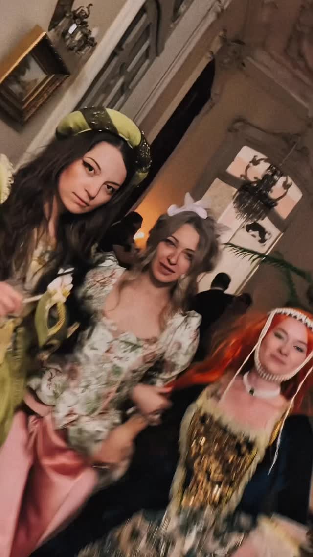 Los tres vestidos fueron confeccionados a mano #halloween #witches