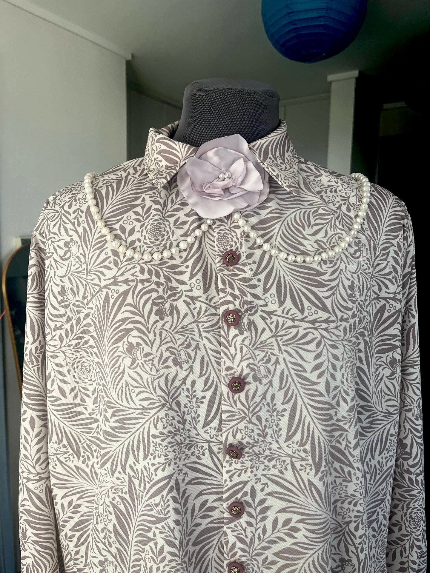 Una forma súper simple de darle onda a tu camisa para una once al estilo inglés:
cambiá los botones por unos más vintage, y si tenís collares o aros antiguos, podís prenderlos en el cuello. ¡Listo! 😍
O si querís, escríbenos y te ayudamos a customizar tu camisa, o te hacemos una a pedido.