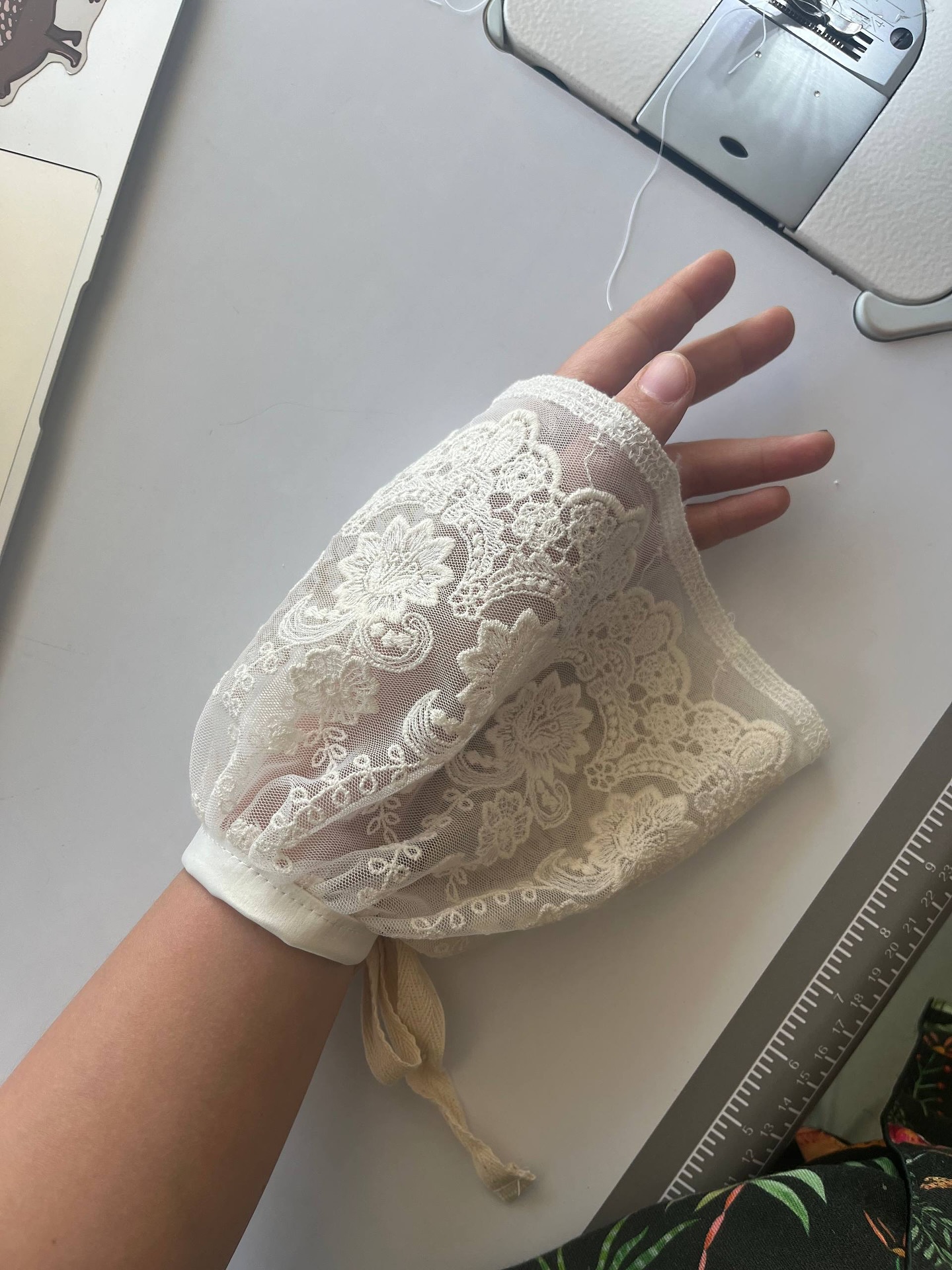 Dale un toque especial a tu look para una once estilo inglés con estas mangas hermosas. Podís comprar listo o encargar a tu pinta. El costo de confección es de 15,000 pesos. La longitud y el tipo de sujeción son a tu elección. Escríbenos al DM 💌
