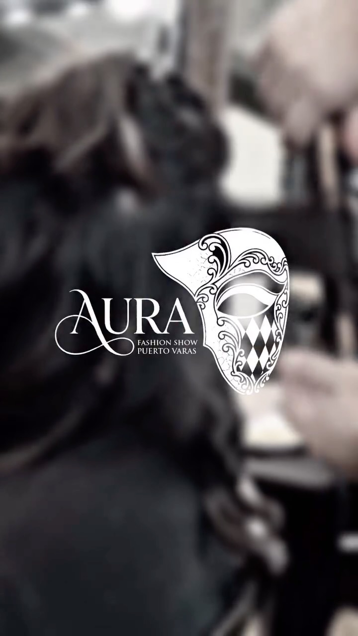 ✨ Recap – AURA Fashion Show Puerto Varas ✨

Puerto Varas vivió una noche donde la moda y el diseño se transformaron en una experiencia inolvidable.

Inspirado en la estética de la época Regencia, AURA Fashion Show dio vida a una pasarela donde la elegancia, el detalle y la atmósfera transportaron a los asistentes a un universo de estilo y sofisticación.

Una puesta en escena que reunió talento, creatividad y presencia, marcando una jornada que quedará en la memoria de quienes fueron parte.

💫 Una noche donde la moda se sintió como magia.

Gracias a todos nuestros colaboradores, marcas, estilistas, maquilladores y 50 modelos que hicieron que este gran evento sea posible ♥️

@hotel_cdl 
@dolly_chile 
@jackandjoneschile 
@vestuario.antiguo 
@lejandro_atelier 
@consuelo.delsolar 
@vestidos.puertomontt 
@danielasotomakeup 
@soyseba.estilista 
@javieragallegos_ 
@andresviaja_ 

#vitamodell #modeloschile #modell #diseñonacional