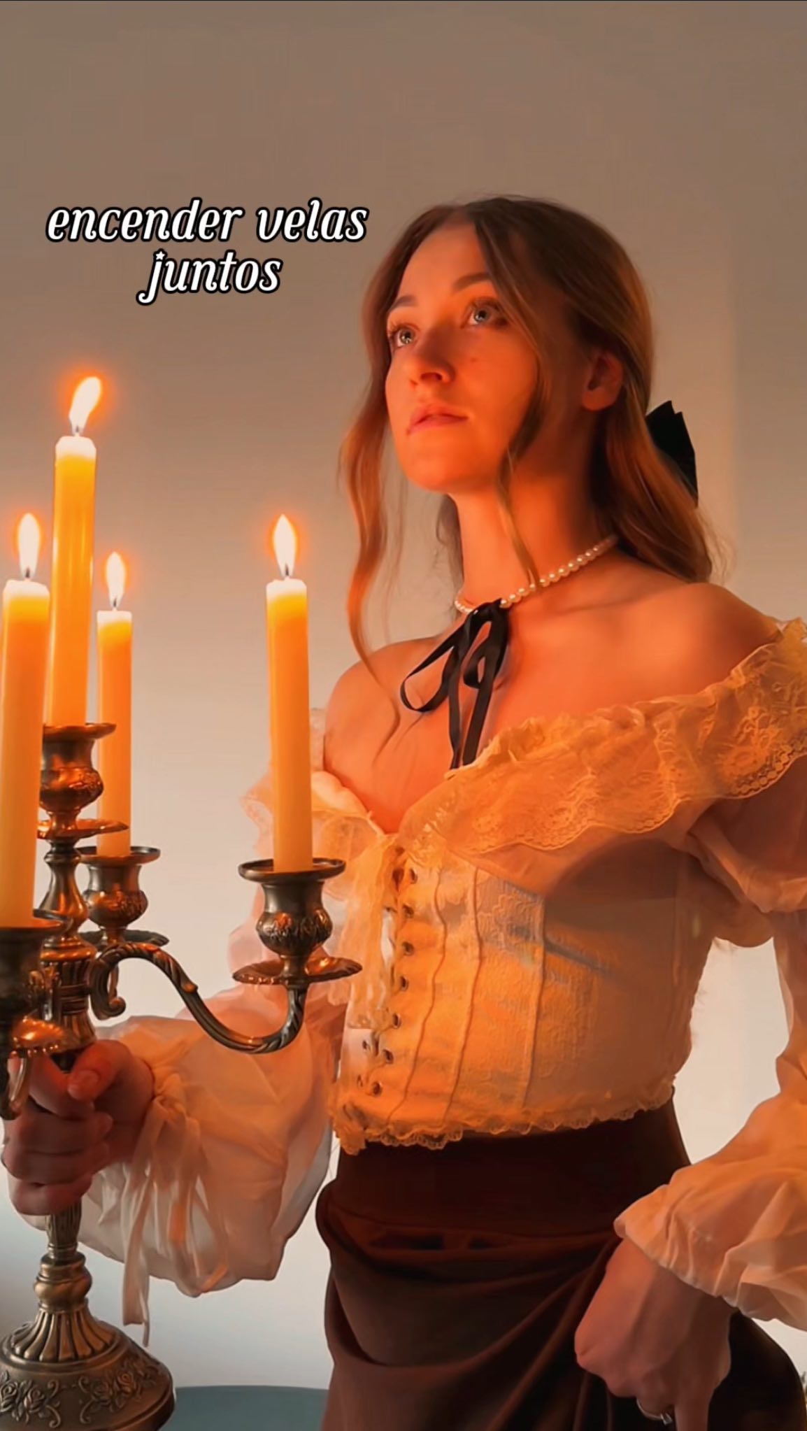 Dark fantasy romance 🕯️ encender velas en un candelabro antiguo