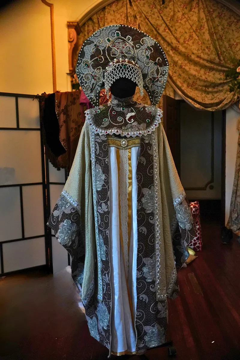 Kokoshnik y fantasía imperial rusa: cómo construir un look con contexto
