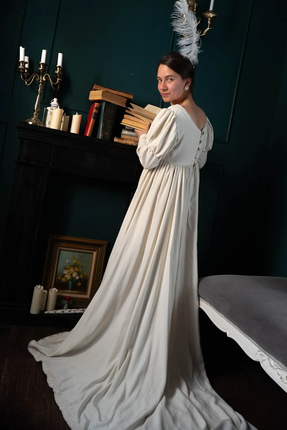 Dos mujeres con vestidos históricos posan en una escalera ornamental